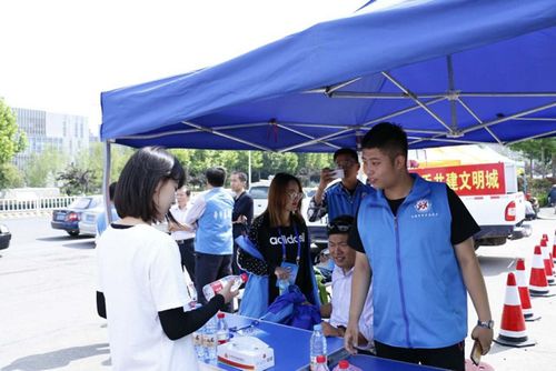 
我院學生志愿者為高考保駕護航
